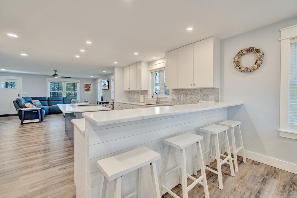 Plenty of seating for all at large Island and Dining Area.