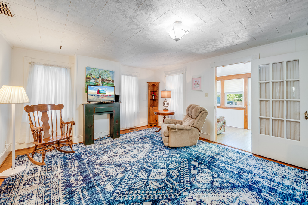 Fletcher House #7 sleeps 8 comfortably in 3 Bedrooms.