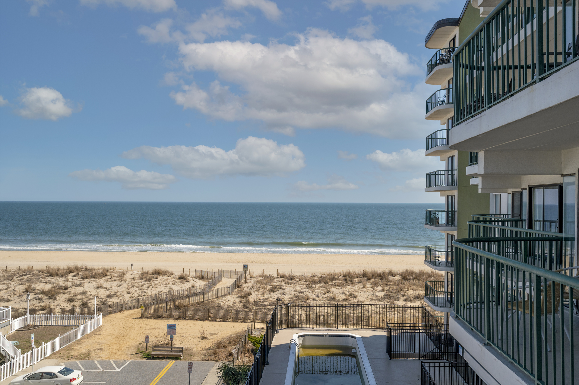 Mere footsteps from the beach, Summer Beach 407 awaits you!