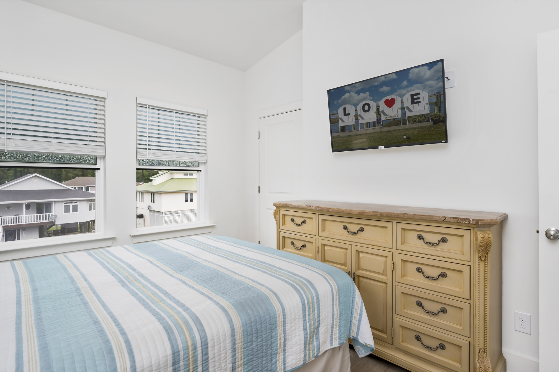Bedroom 4 also has a Flat Screen TV.