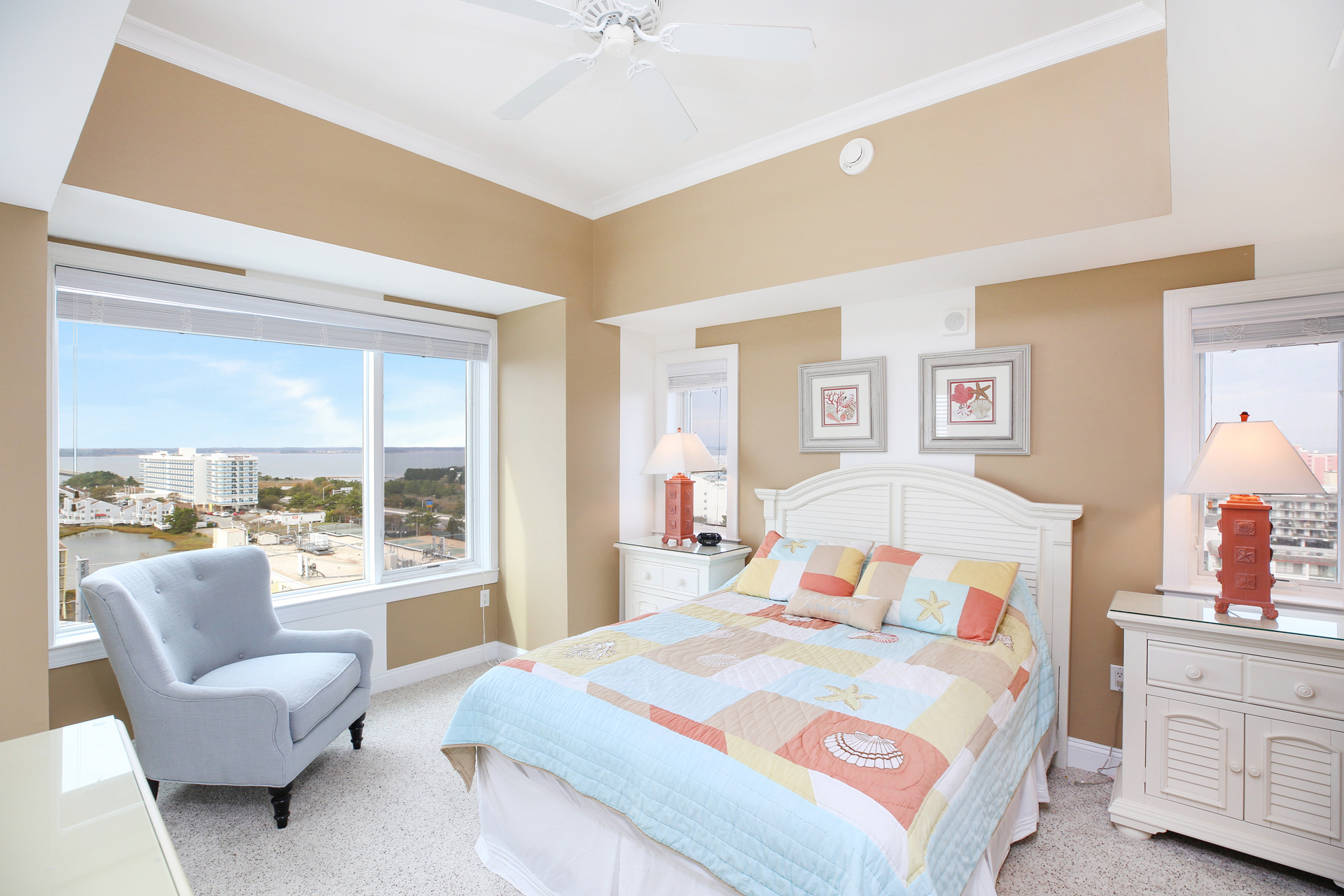 This Junior Primary offers a cozy Queen Bed