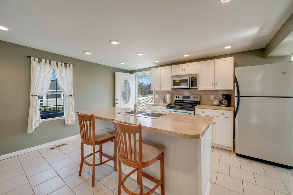 Grab a quick bite at the Breakfast Bar before hitting the Beach - which is just down the street, by the way!