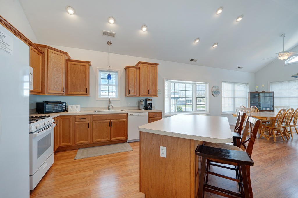 Mealtime will feel nothing like a Chore in the amazing Kitchen!