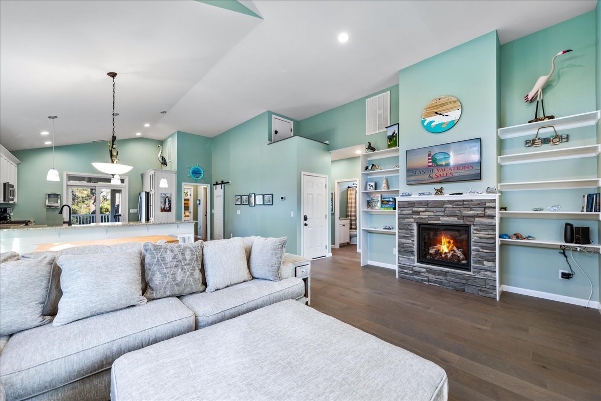 Cozy Fireplace for those chilly Off-Season Stays.