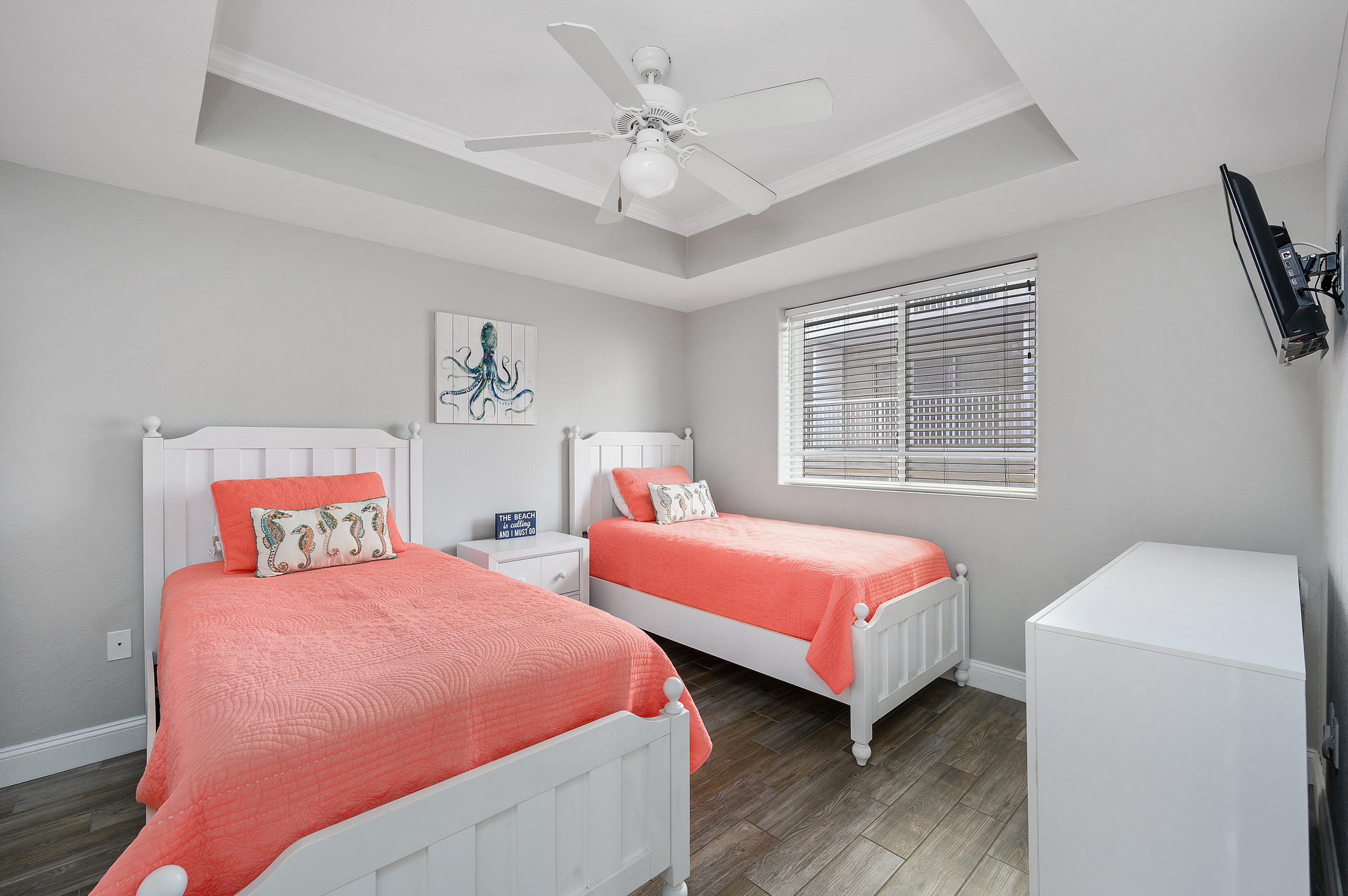 Bedroom 3 comfortably sleeps 2, with 2 Twin Beds