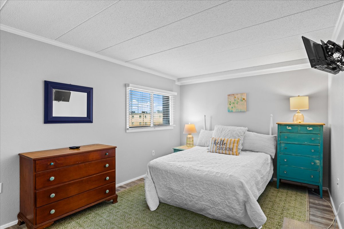 Get a great night's sleep in this comfy King bed.