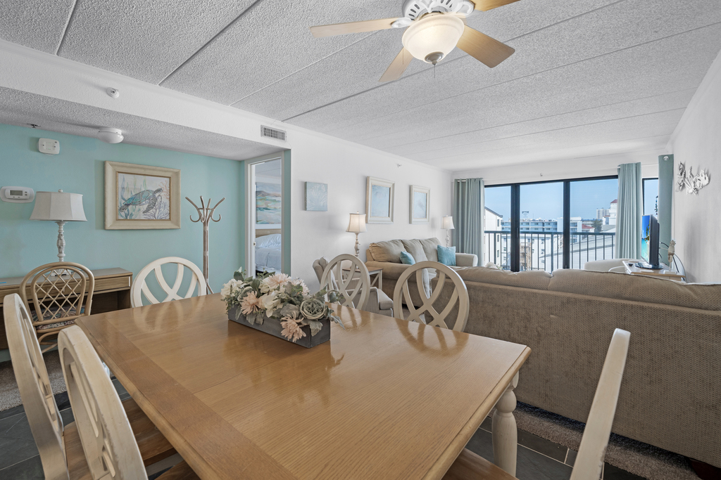 Seat up to 6 people at this gorgeous dining table.