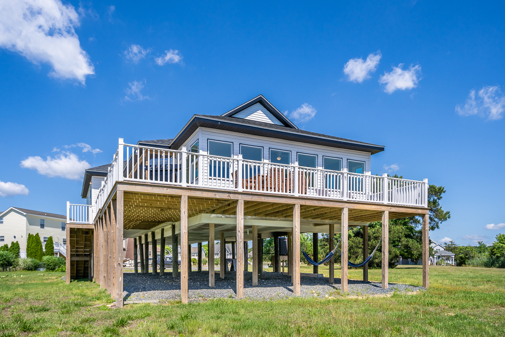 Pier Pressure has a huge Waterfront Deck with amazing Views.