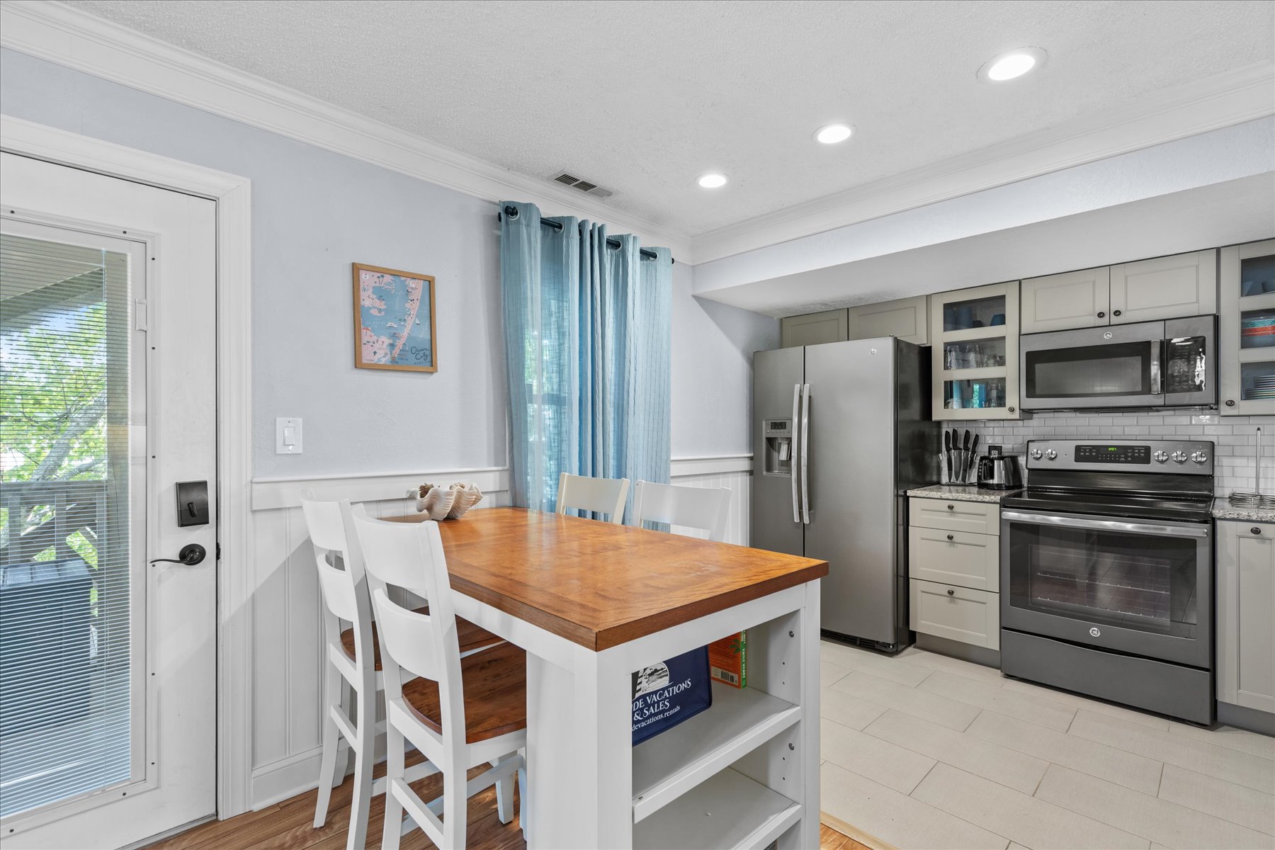 Step into the newly renovated Kitchen!