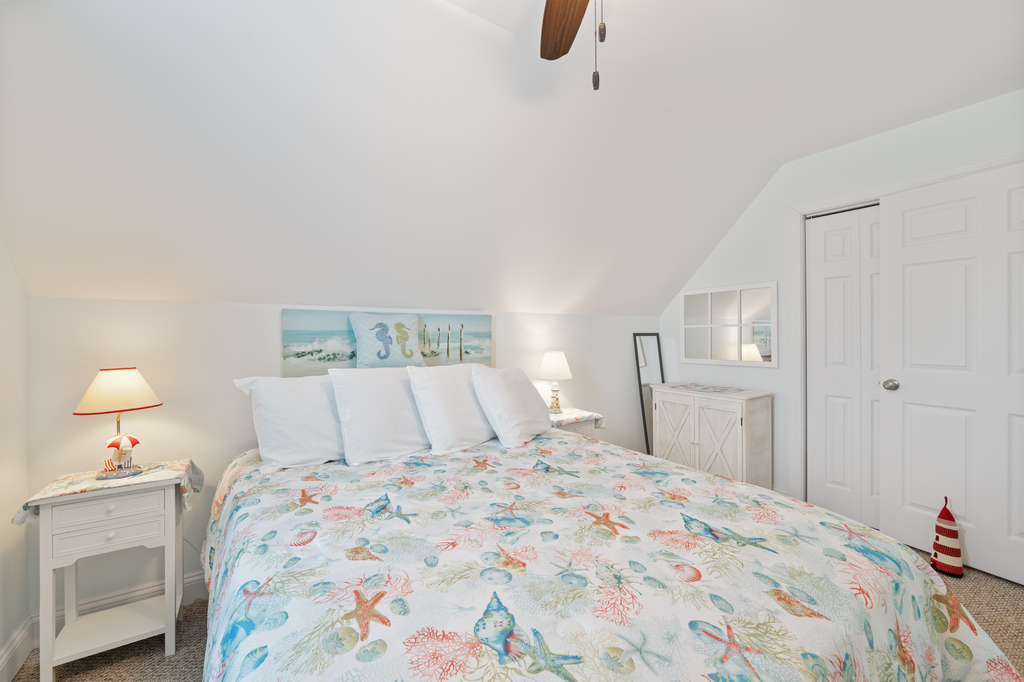Bird of Paradise sleeps 8 in 4 Bedrooms more than comfortably.