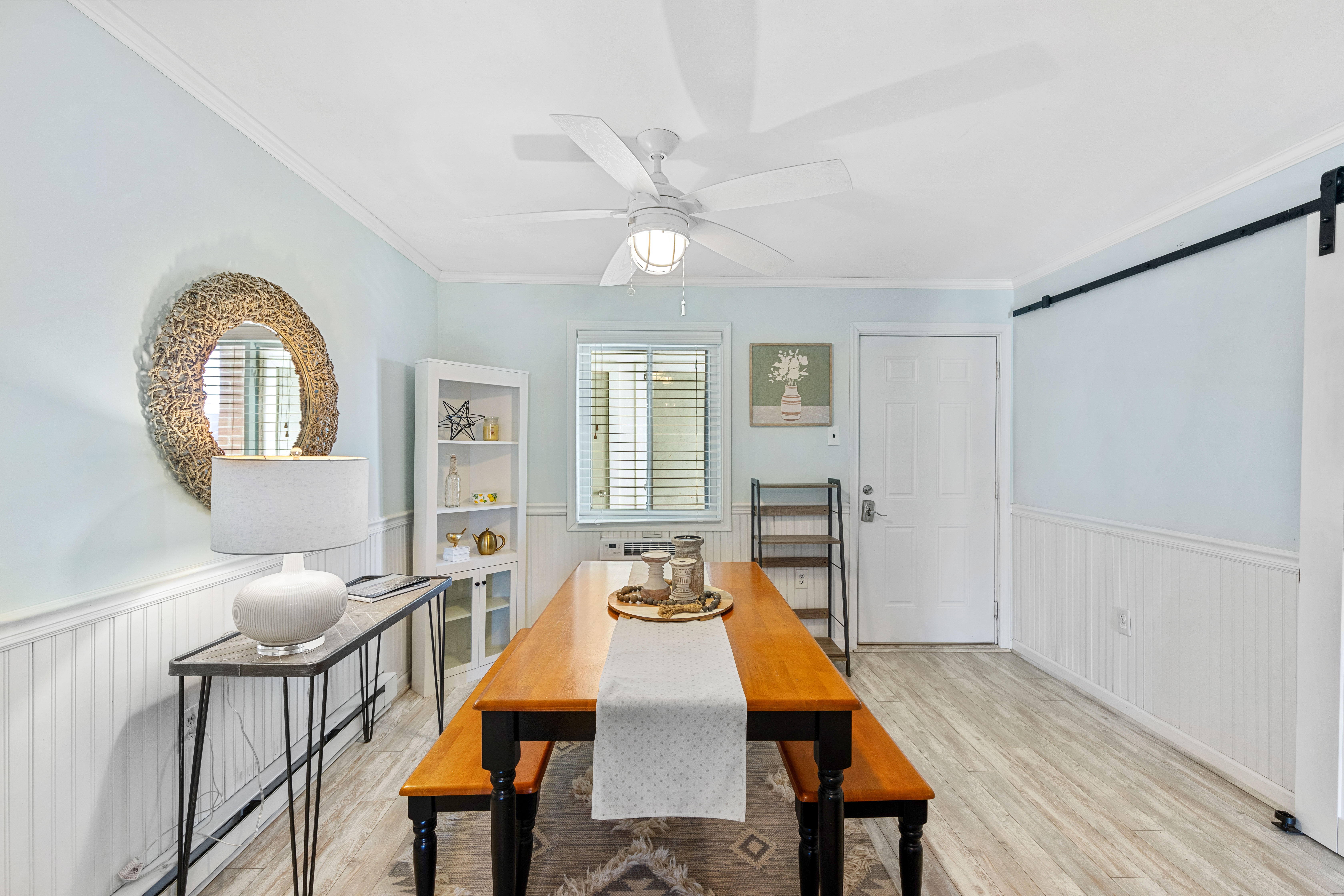 After whipping up a delicious meal in the kitchen, enjoy it with the whole family at this 6 seated dining table.