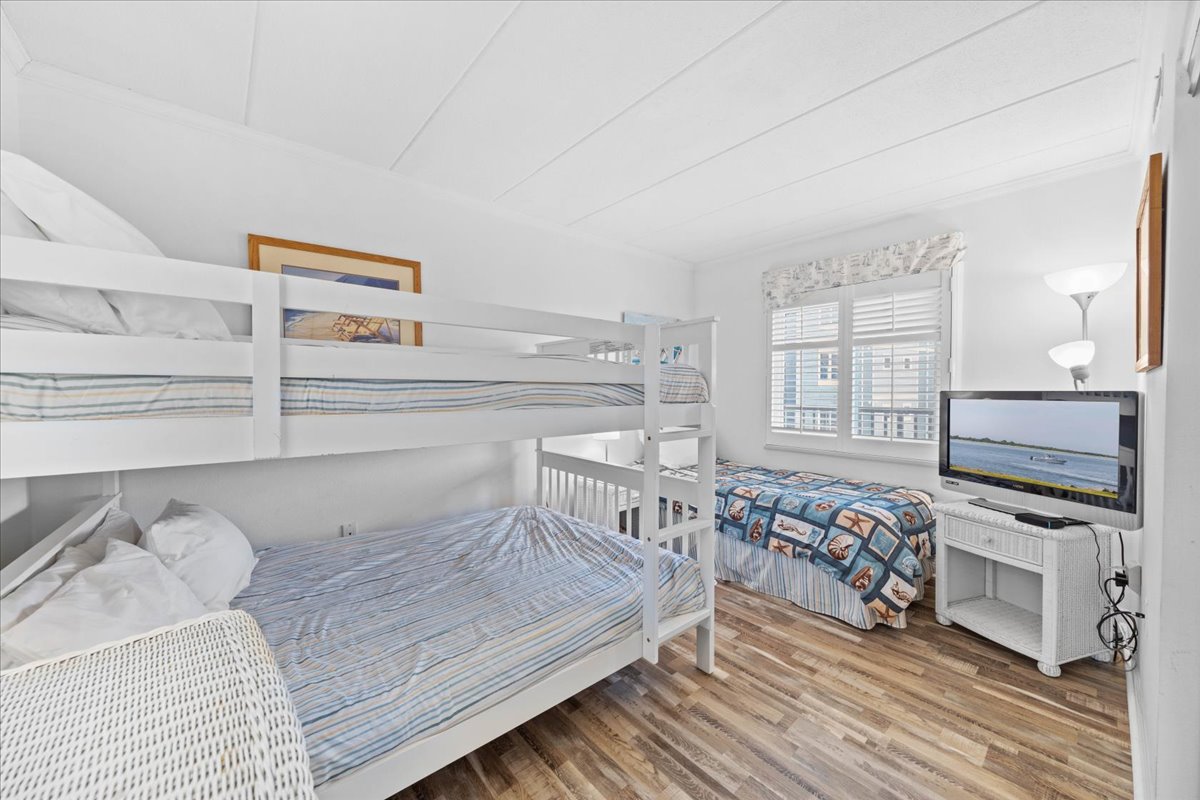 This Bedroom sleeps 5 with a Full Bunk Bed & Twin Bed