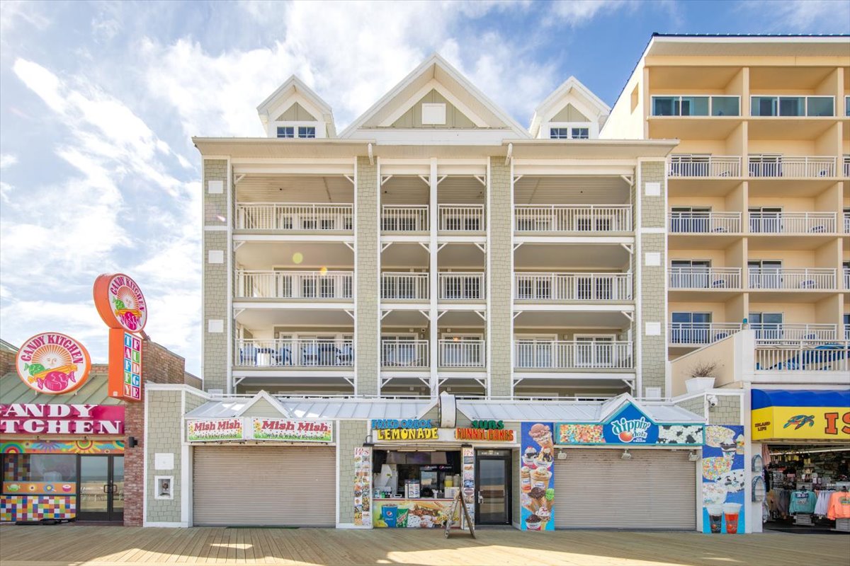 So close to many Amusements, Shopping, Restaurants and More!