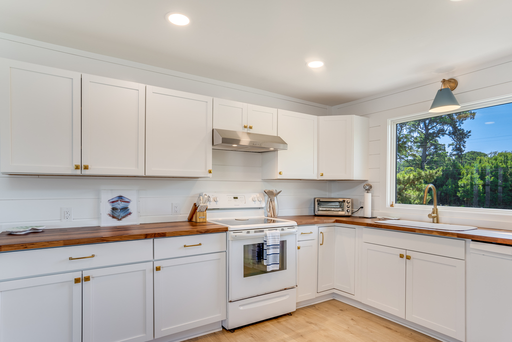Shell Shack is dressed in Crisp White and Nautical Navy.