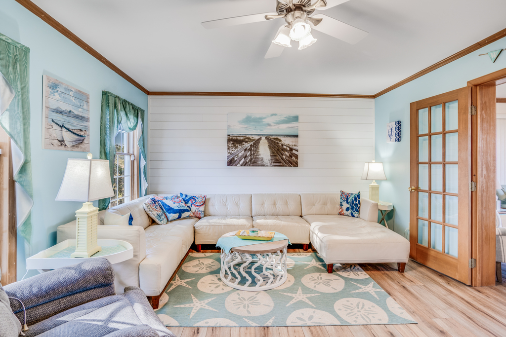 Sink into the Oversized Sectional and enjoy Free WiFi and Flat Screen TV.