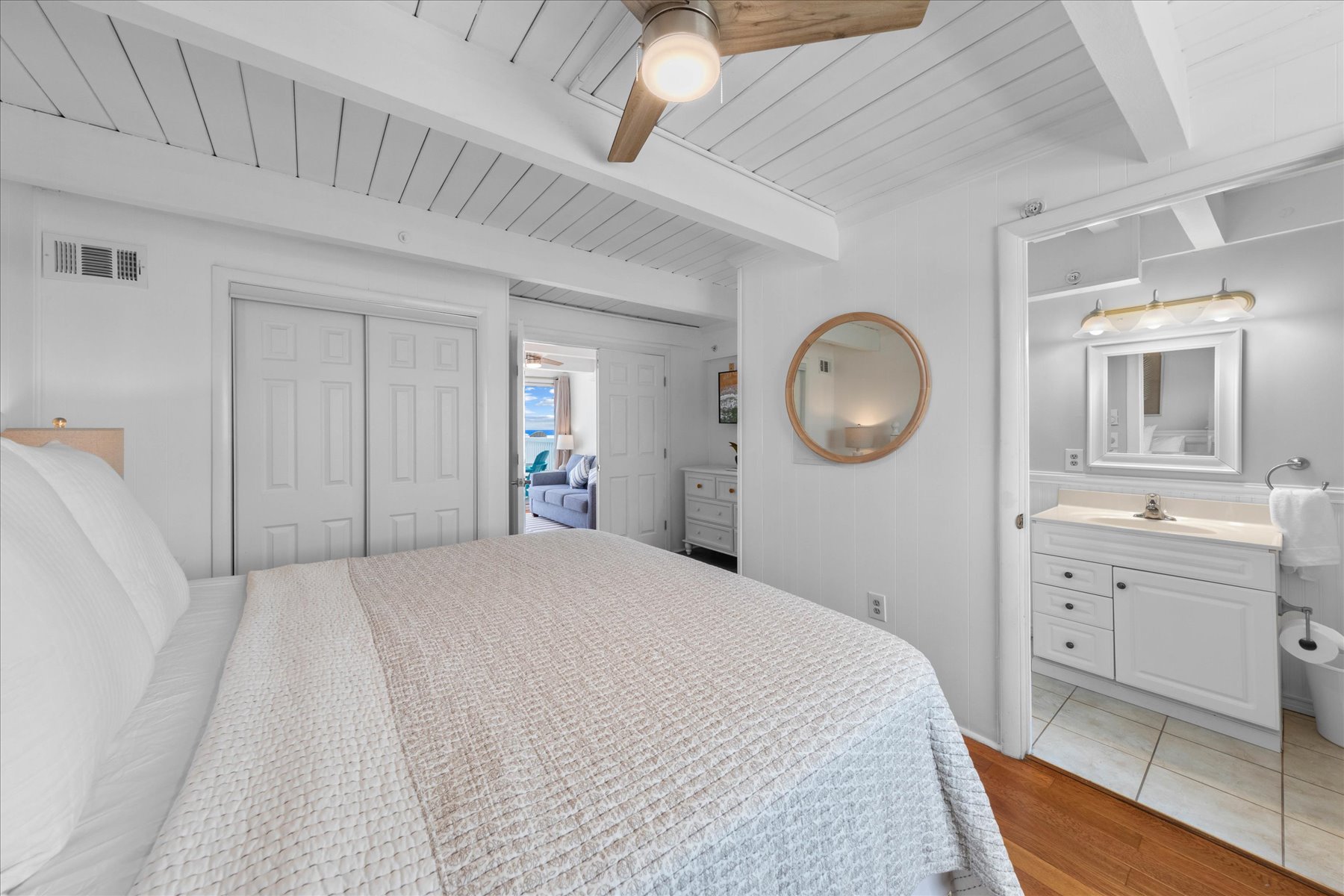 This room also has an En-suite Bath!