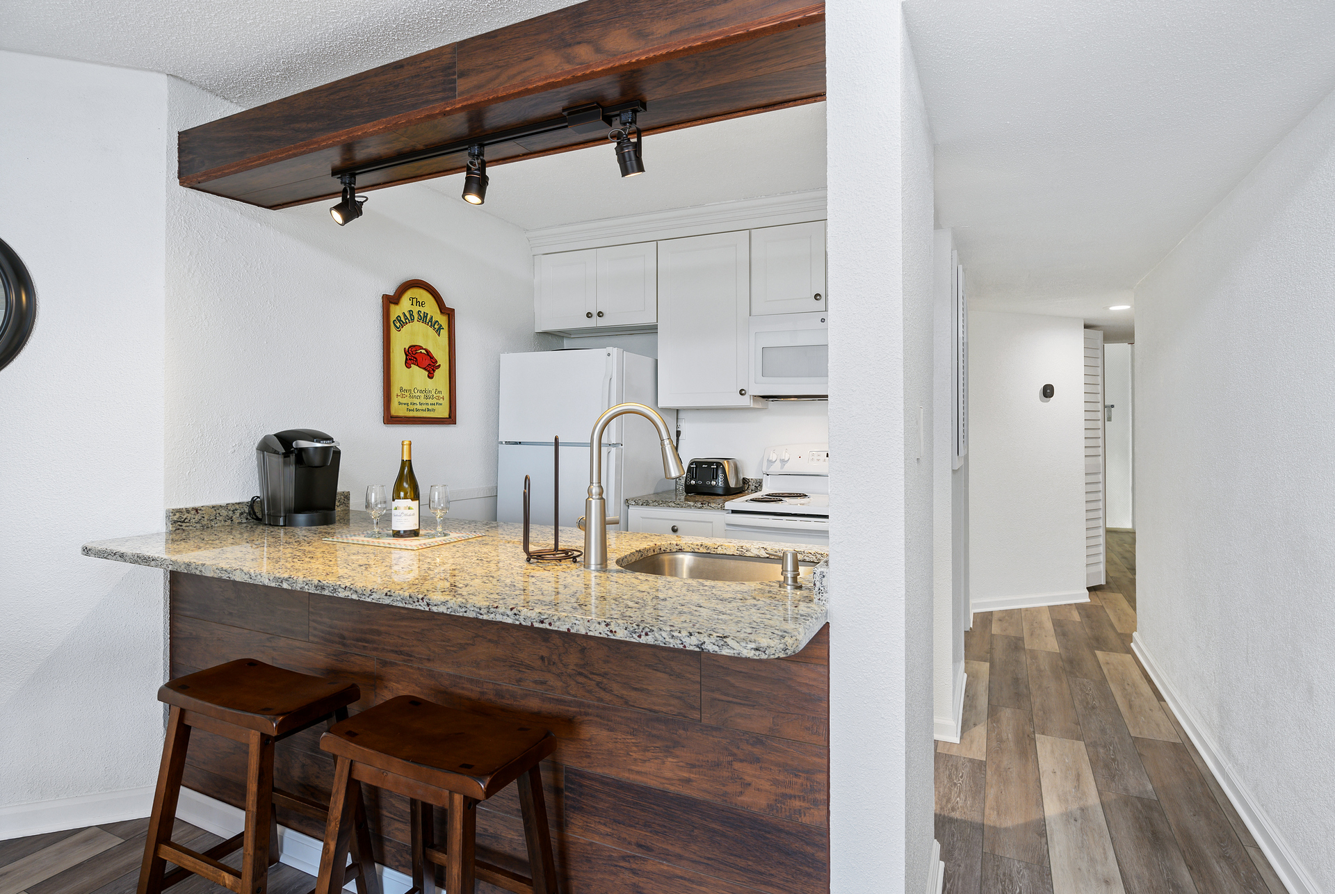 The Breakfast bar provides additional seating for 2 and is perfect for a quick bite to eat before heading to the beach!