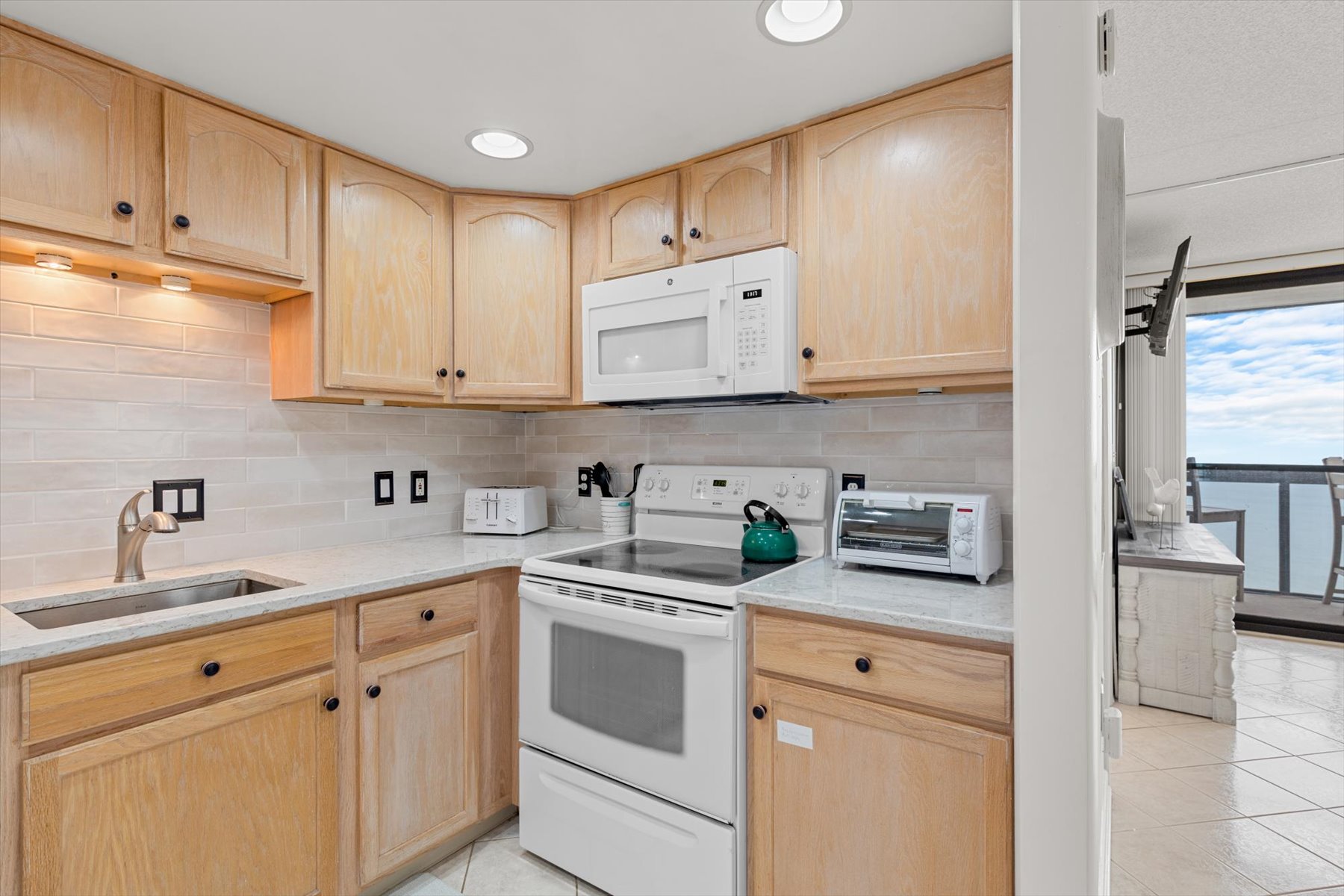 The well-stocked Kitchen will make meal time an Ocean Breeze!