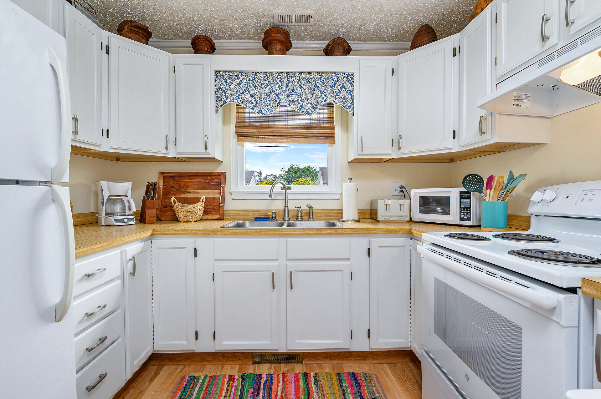 Beachy White Cabinets in the Kitchen - new for 2021!