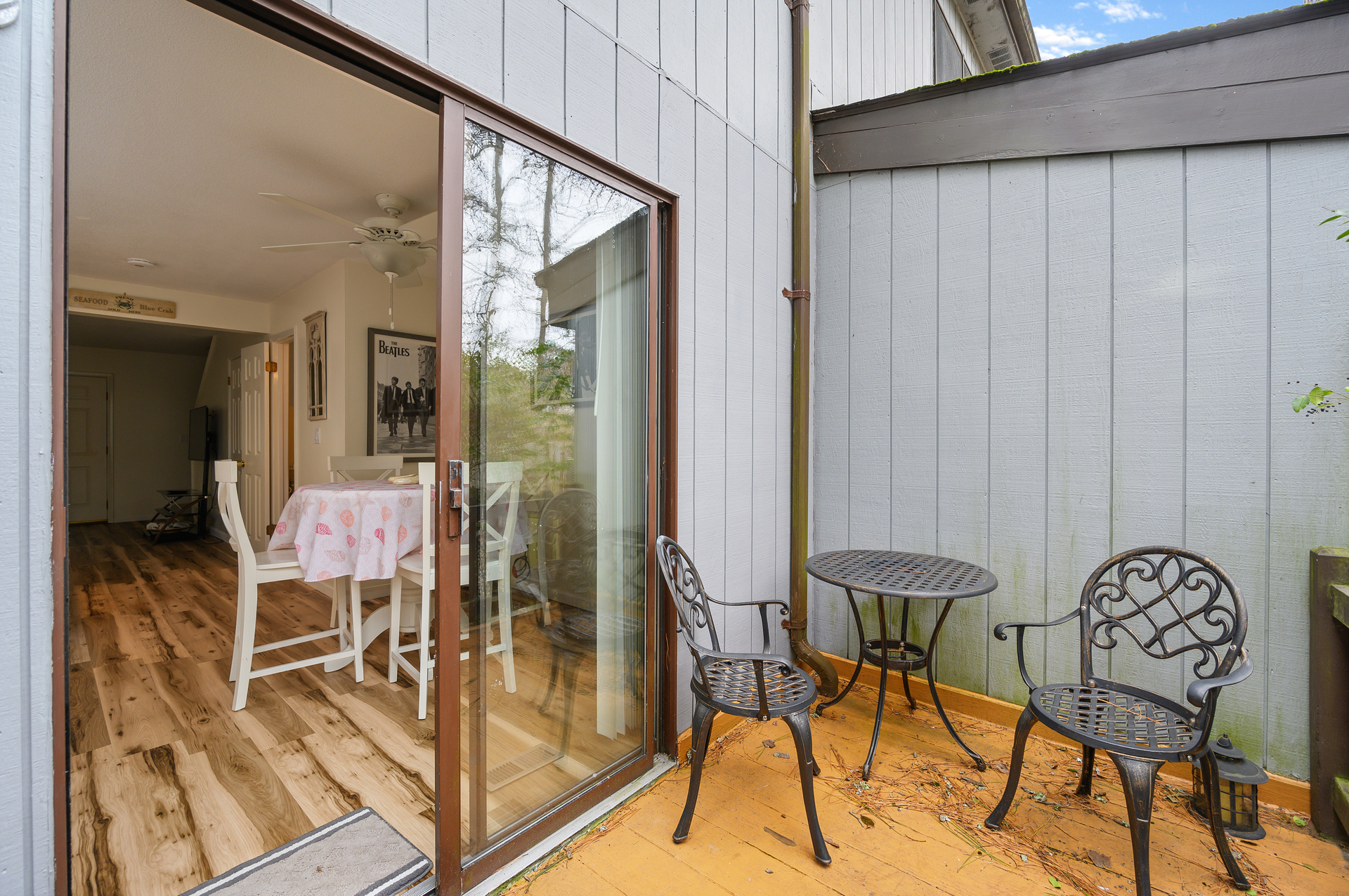 Or dine Al-Fresco on the Deck.