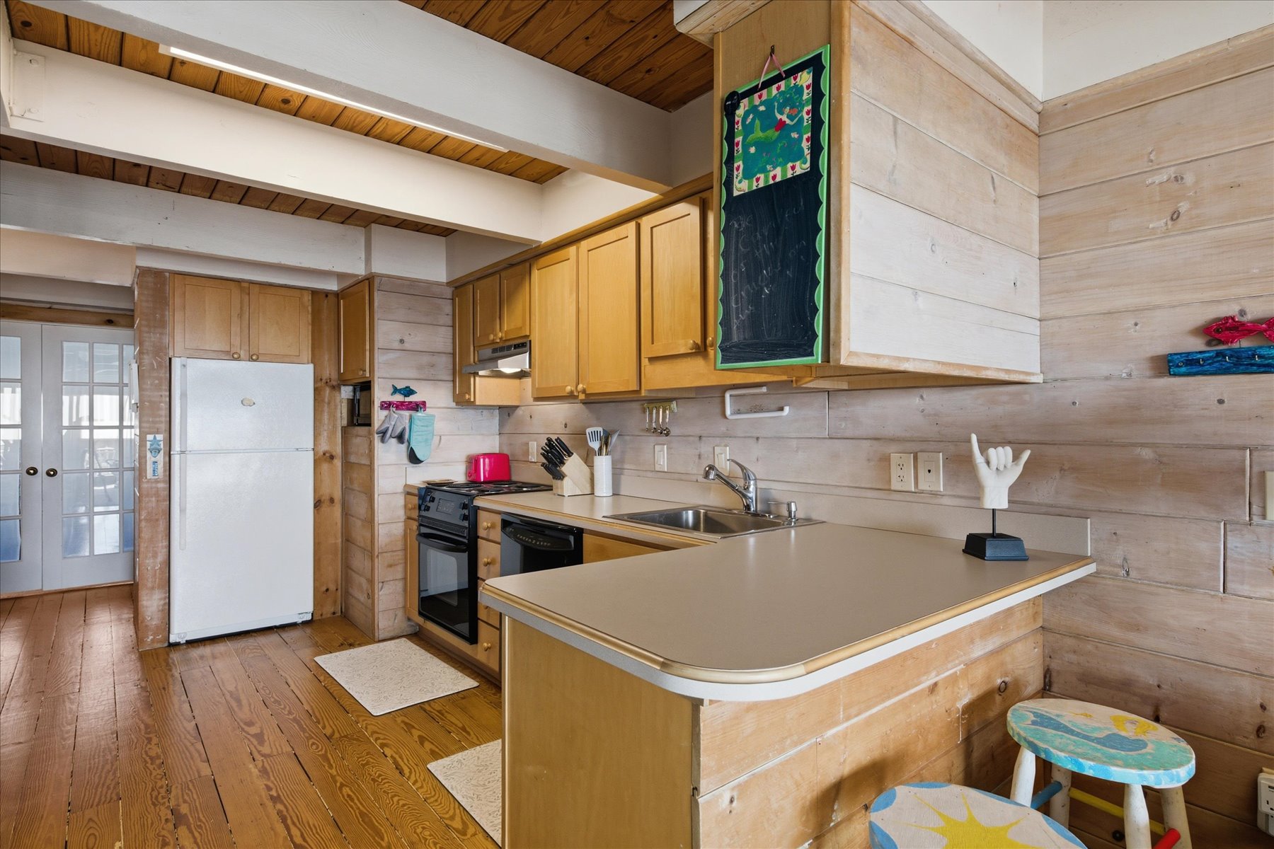 Grab a bite to eat in the Open Kitchen with breakfast bar.