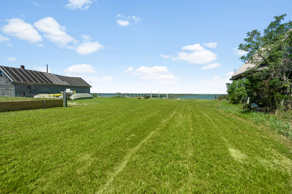Huge yard leading to the water.