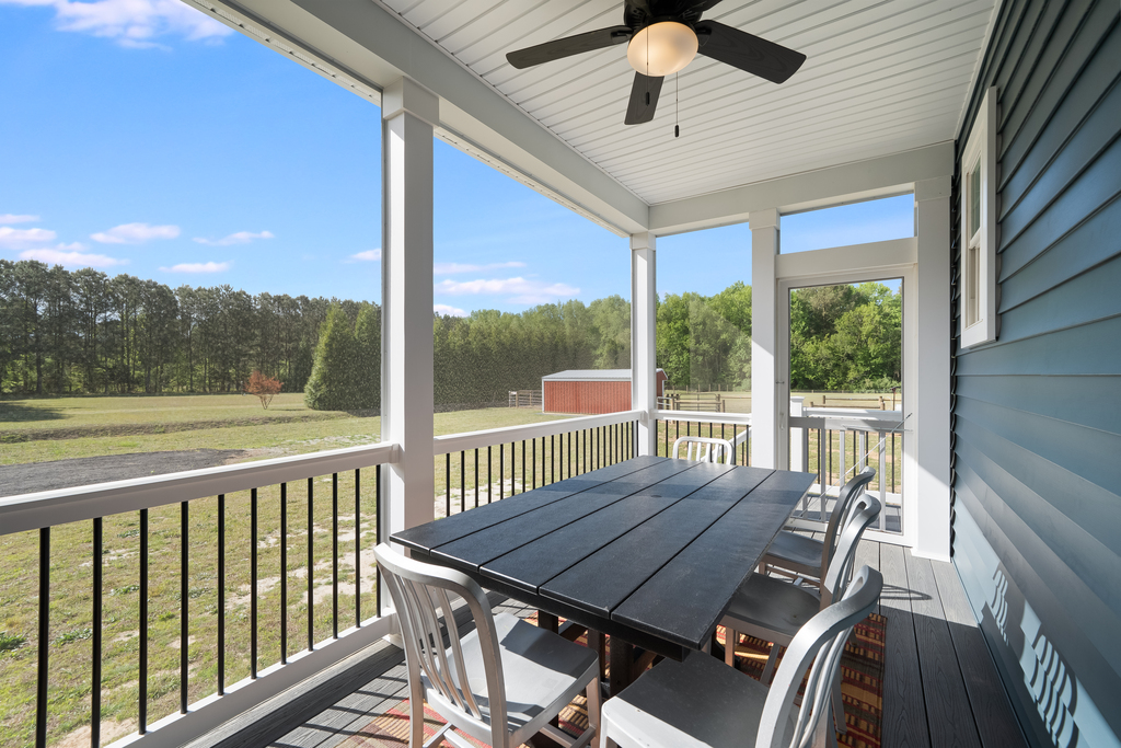Or dine Al-Fresco on the Screened Porch!