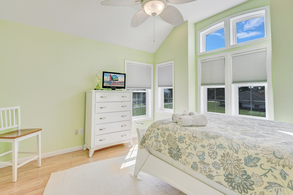 Beautifully decorated Master has Flat Screen TV.