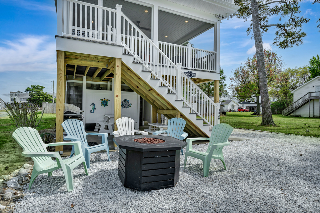 Welcome to charming EVENTIDE in the heart of Chincoteague Island.