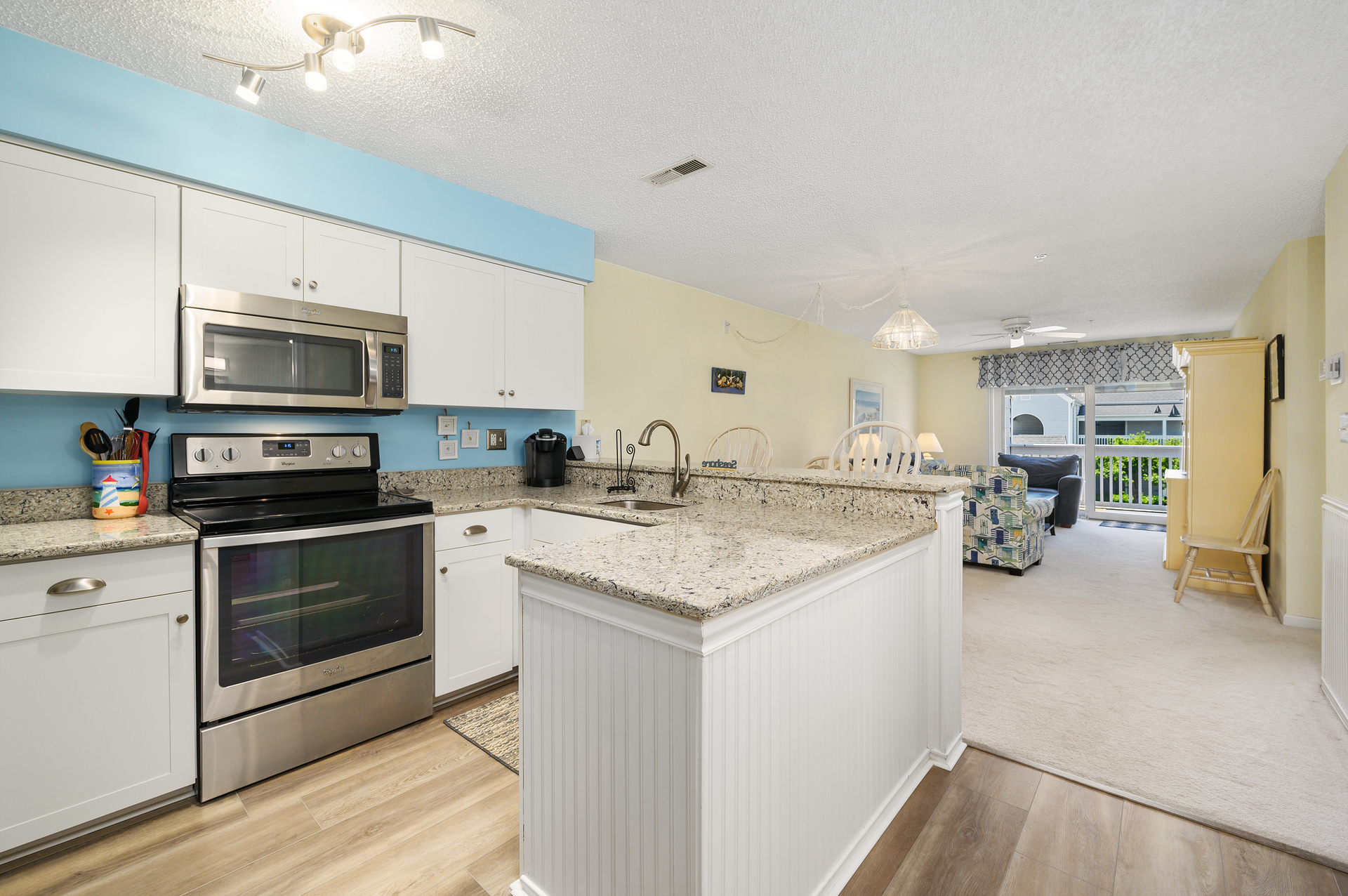 The Chef in your family will fall in love with this beautiful & well-stocked Kitchen!