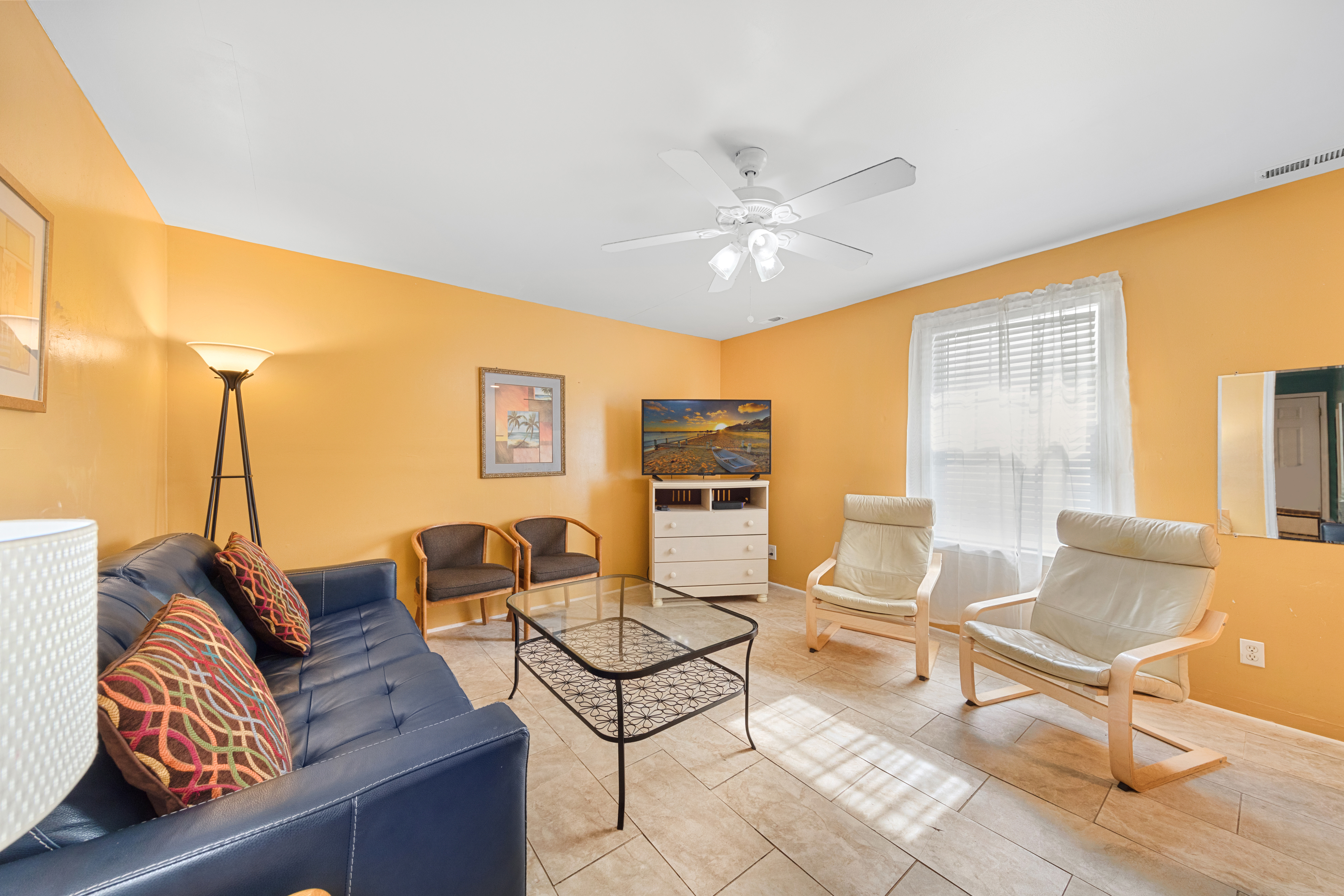 Relax and enjoy the Flat Screen TV & Free Wi-Fi.