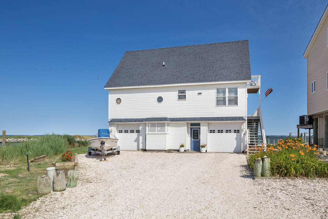 Located direct Bayfront in beautiful Captain's Cove.