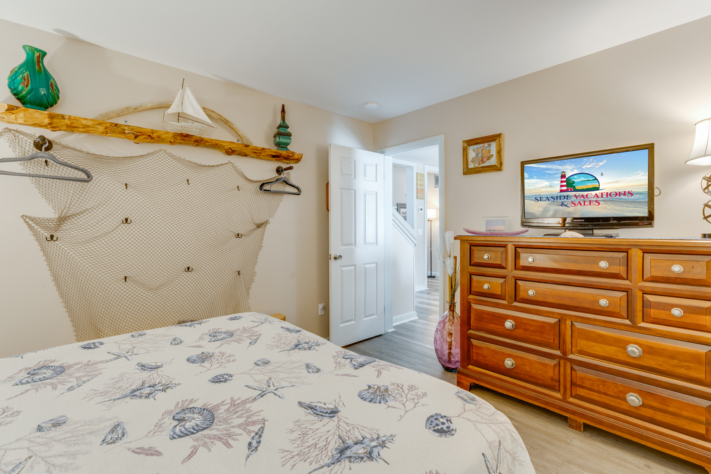 Looking towards Full Bath.