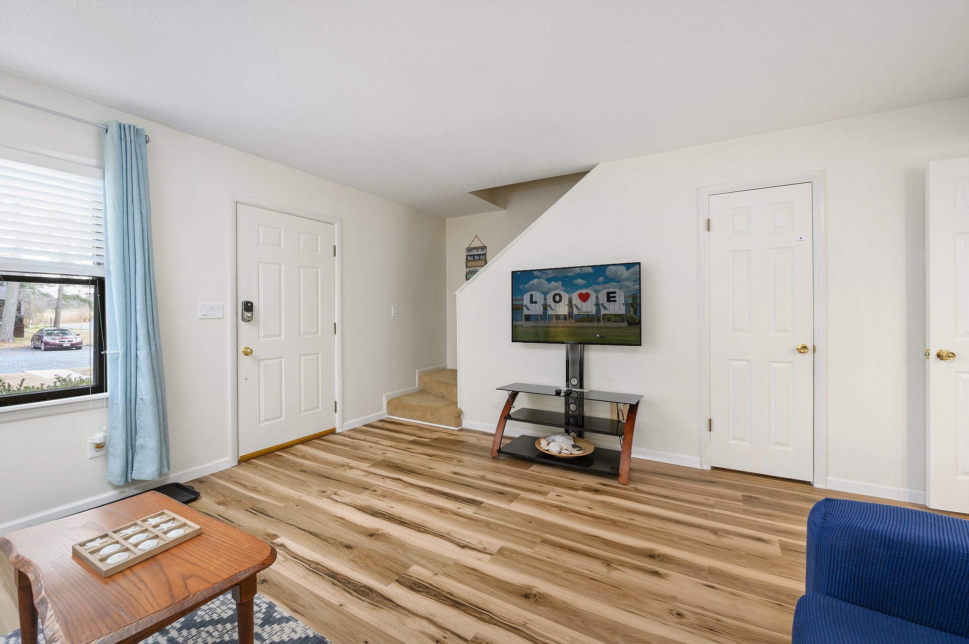 Kick back and enjoy Free WiFi and Flat Screen Streaming TV.