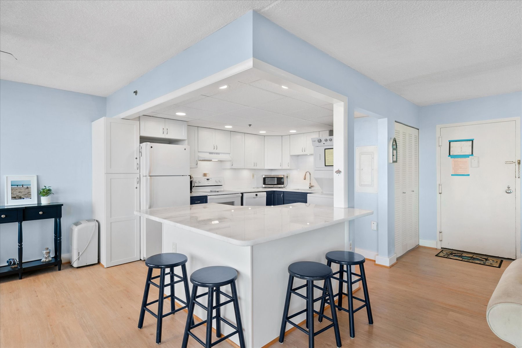 Enjoy a bite to eat at the breakfast bar.