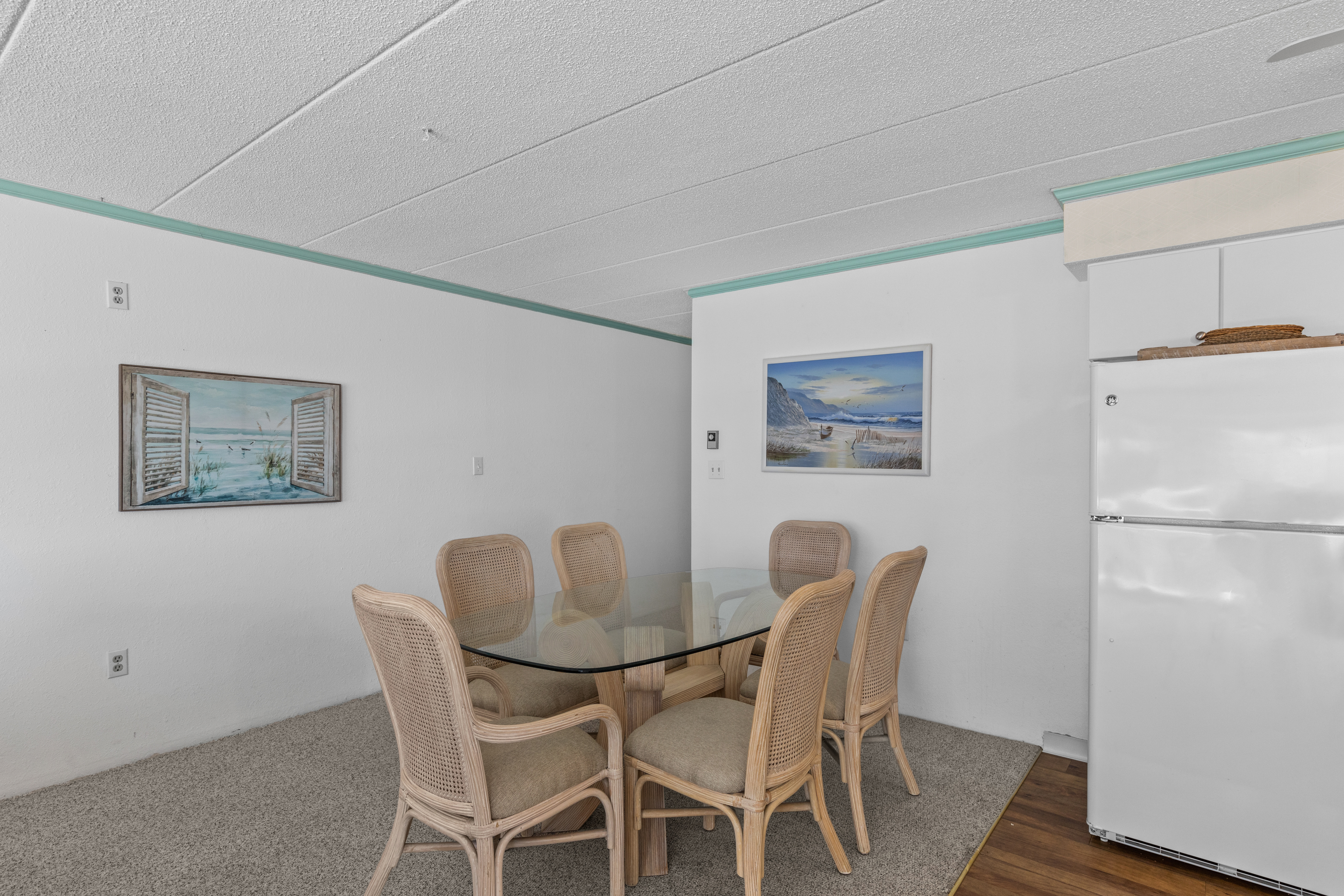 Plenty of seating for 6 at the dining room table!