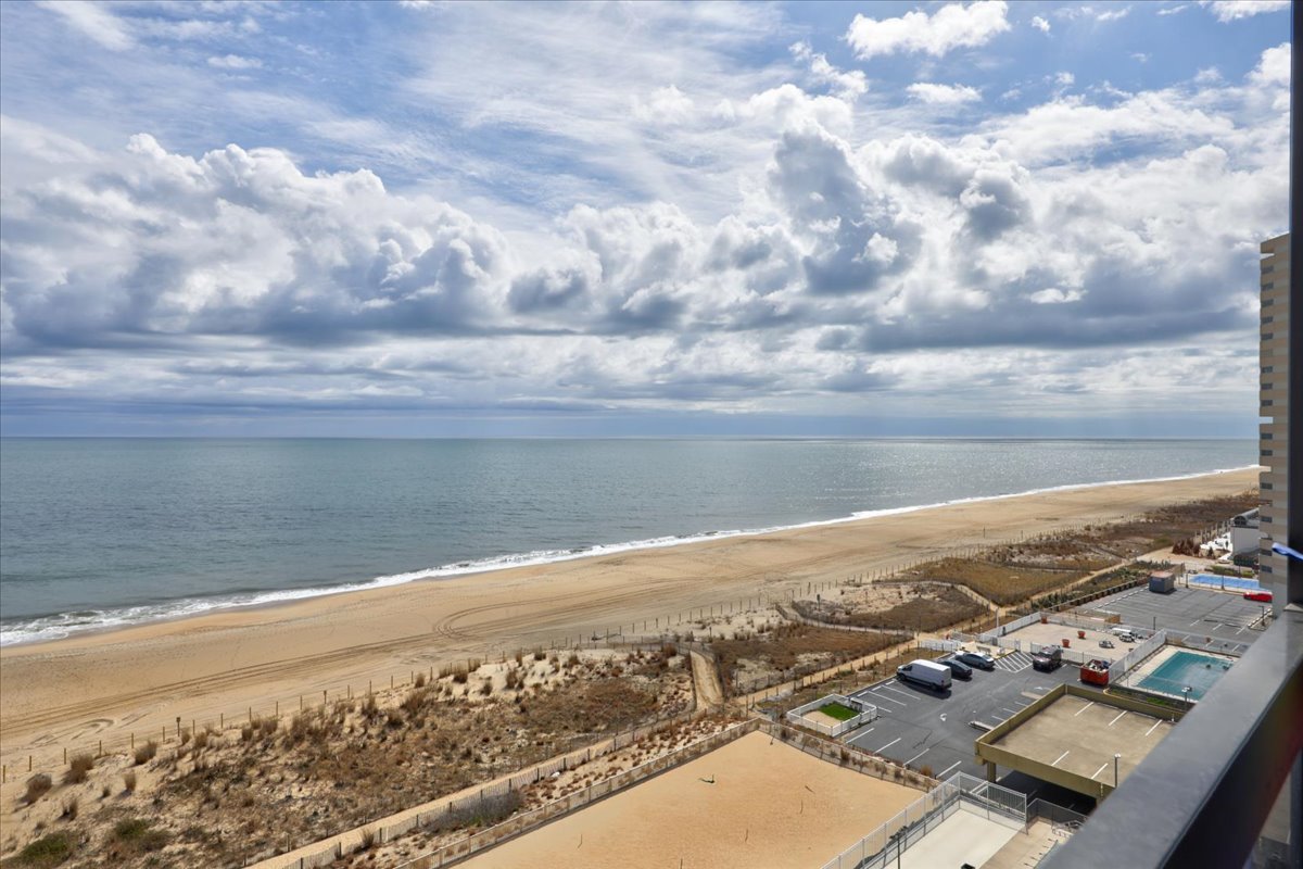 Let the Sea Set You Free while calling Golden Sands 910 your Home!