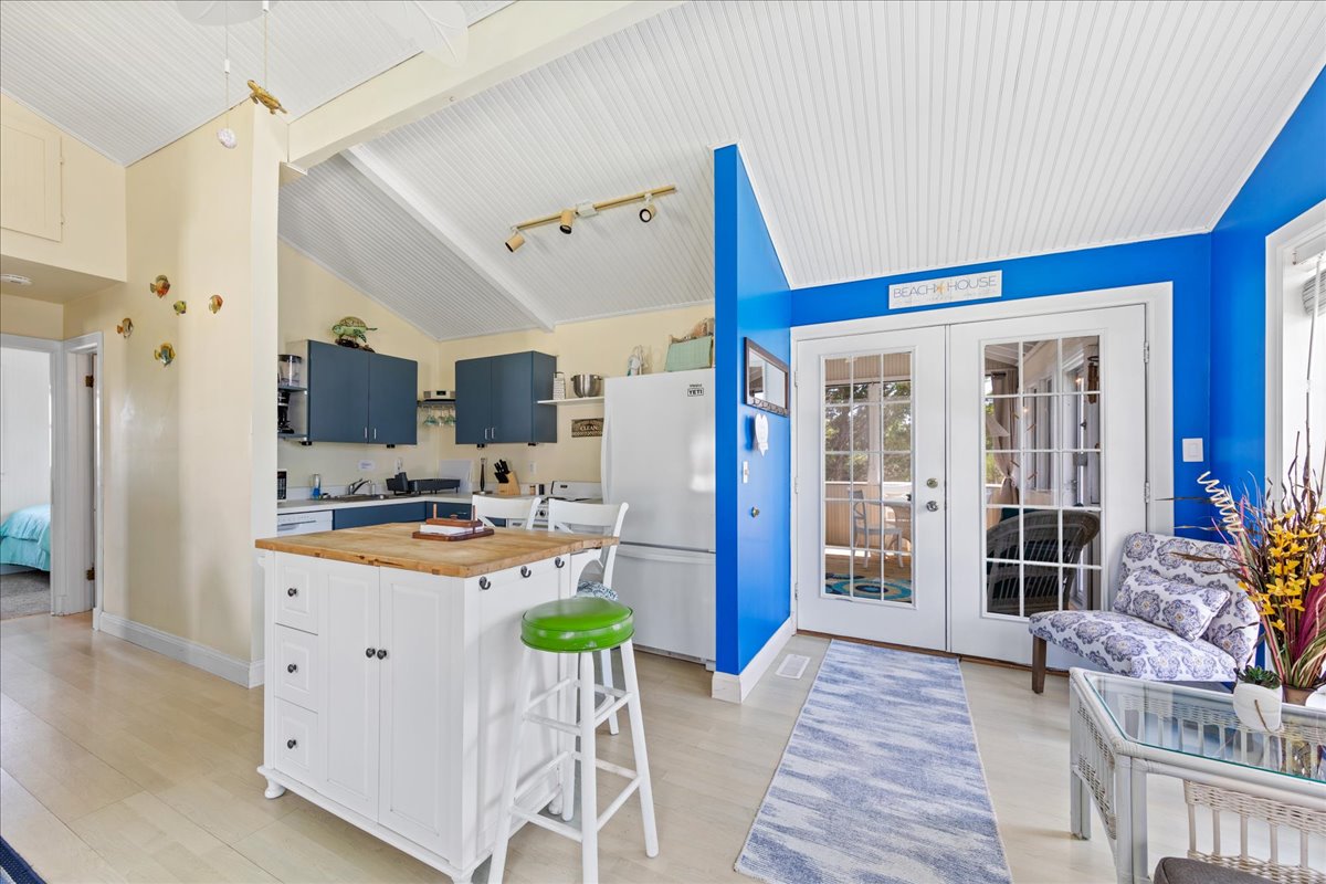 Grab a quick bite at the Breakfast Bar before hitting the Beach.