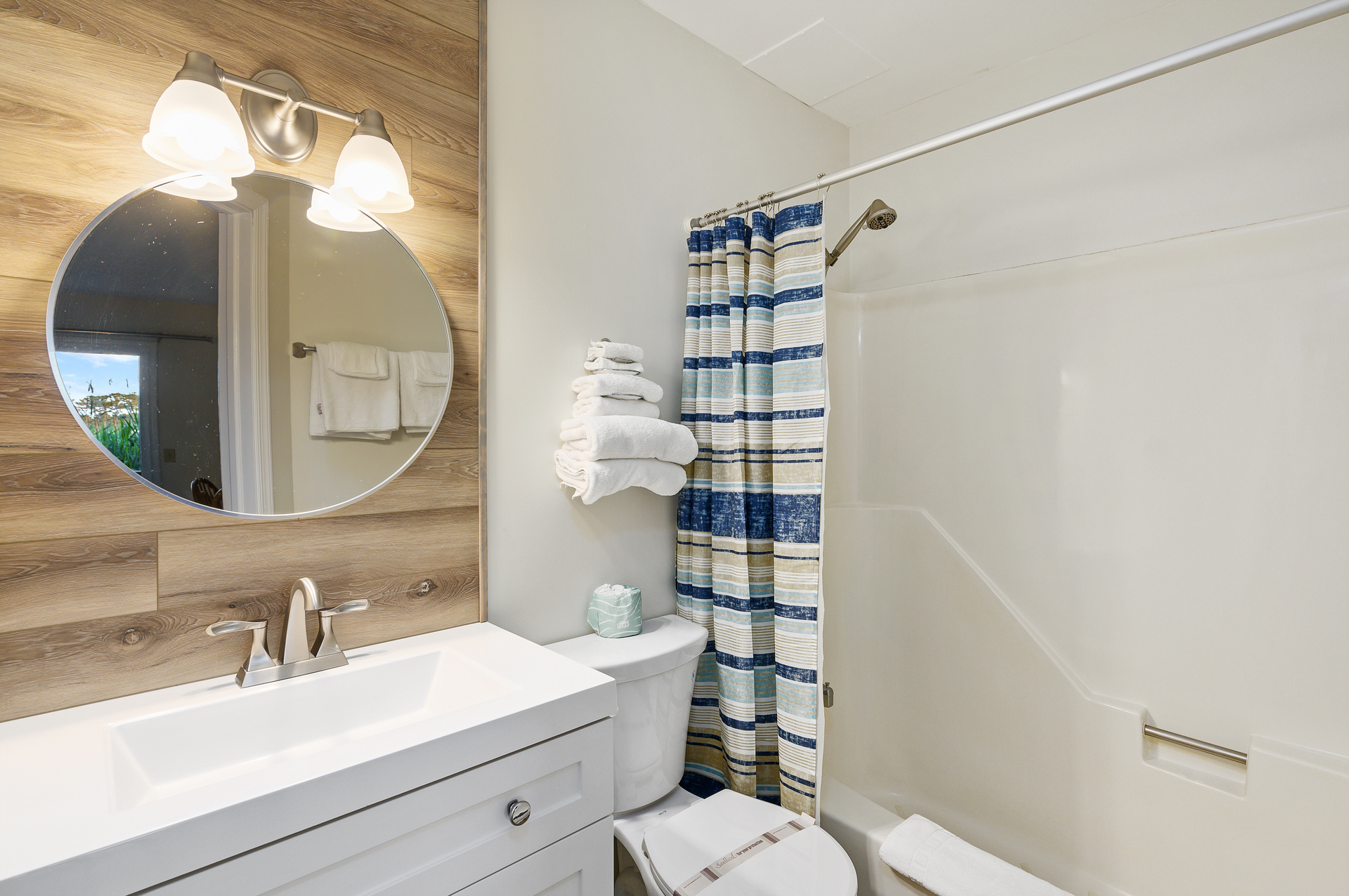 Fully Renovated light and bright Full Bath.