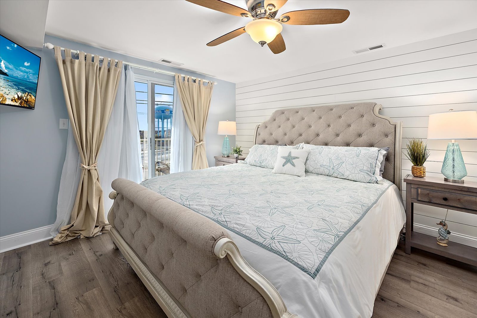 Relax and unwind in this beautifully decorated bedroom, featuring a plush bed and a refreshing, bright atmosphere.