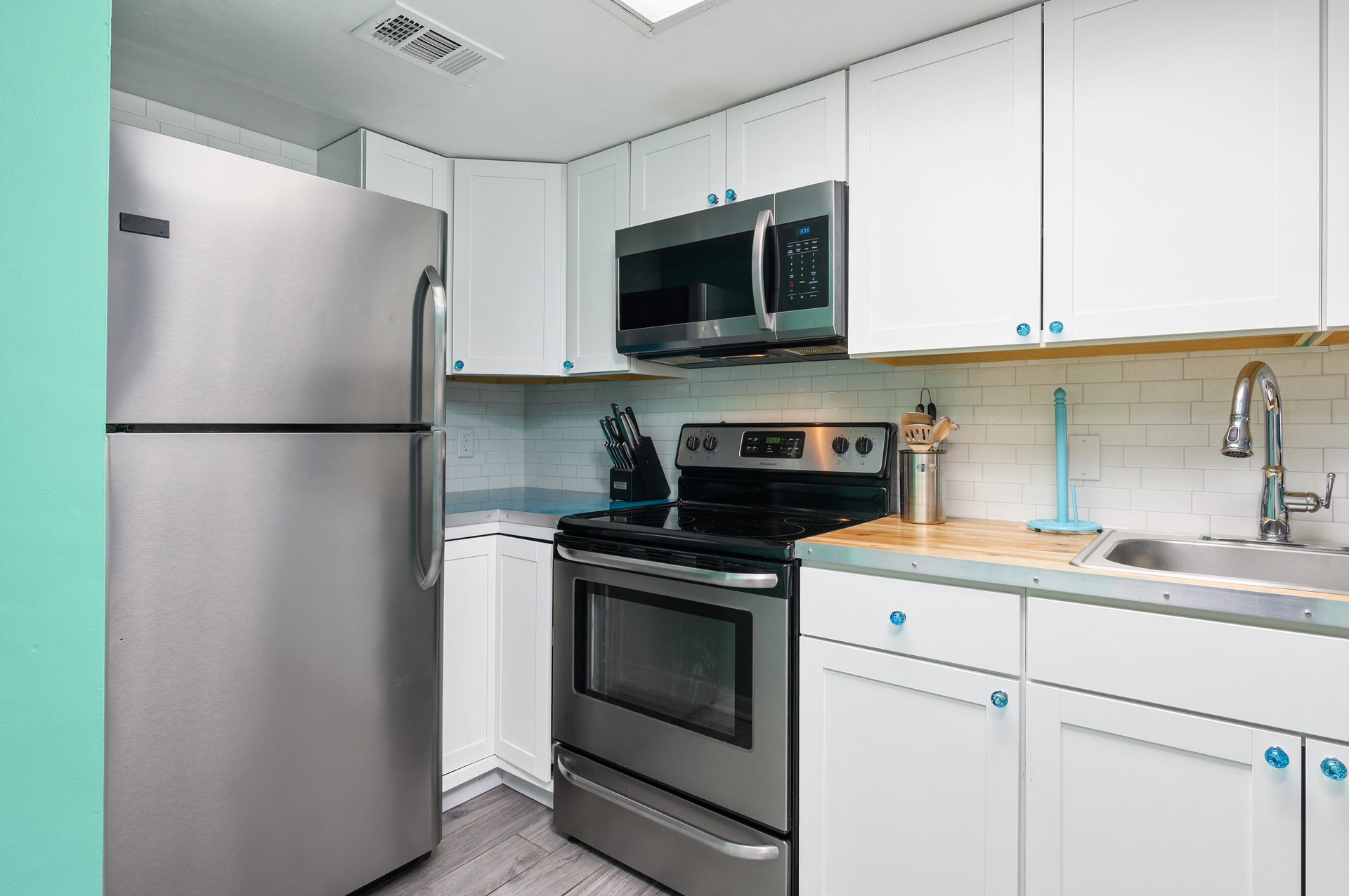 This full kitchen has everything you need to feel right at home!