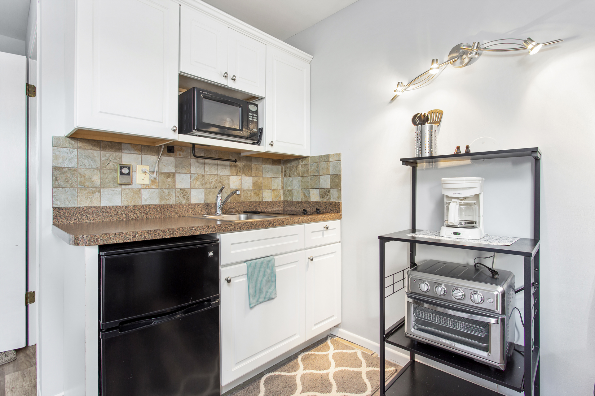 Kitchenette even has an Air Fryer/Convection Oven!