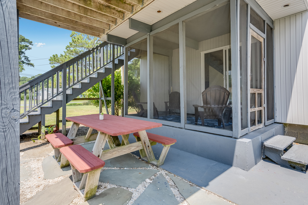 Or dine Al-Fresco at the Outdoor Picnic Table.