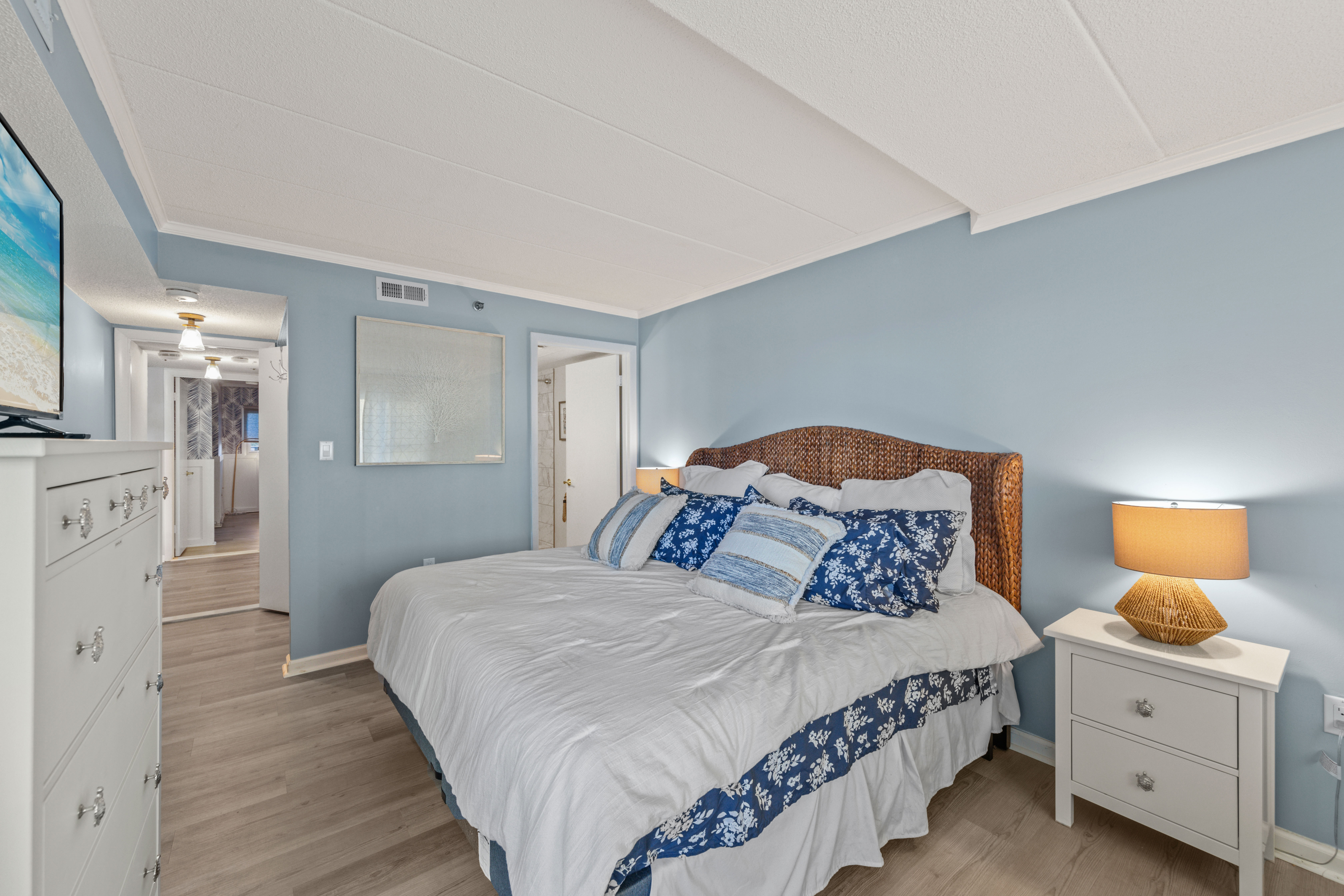 Melt into the King bed and prepare for another day of Family Fun in the Sun!