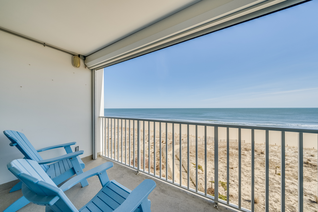 A Wonderfully Classic Condo located in the Ever-Popular Sea Gate!