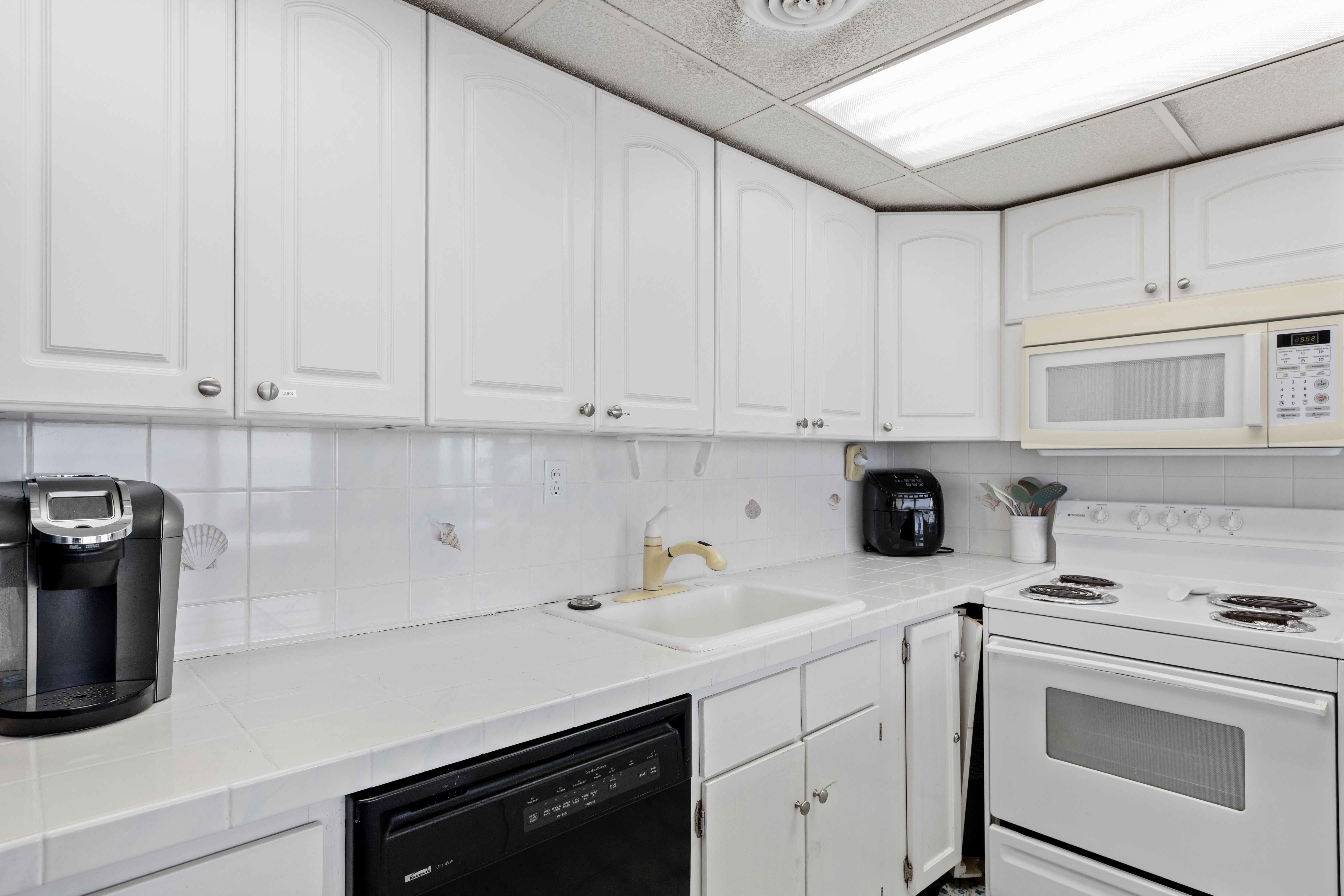 Plenty of counter space to prep a Dinner in.