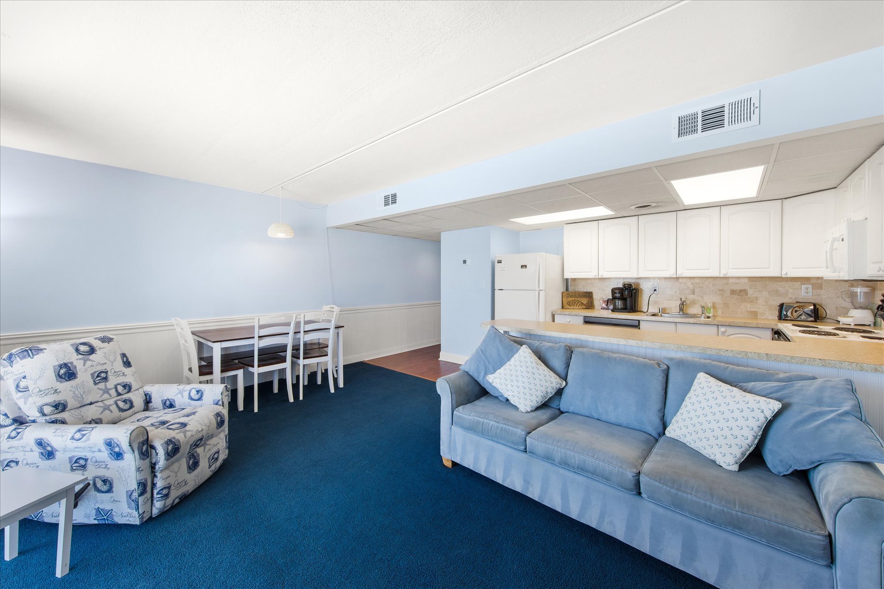 Enjoy the relaxing blue décor to match the Ocean!