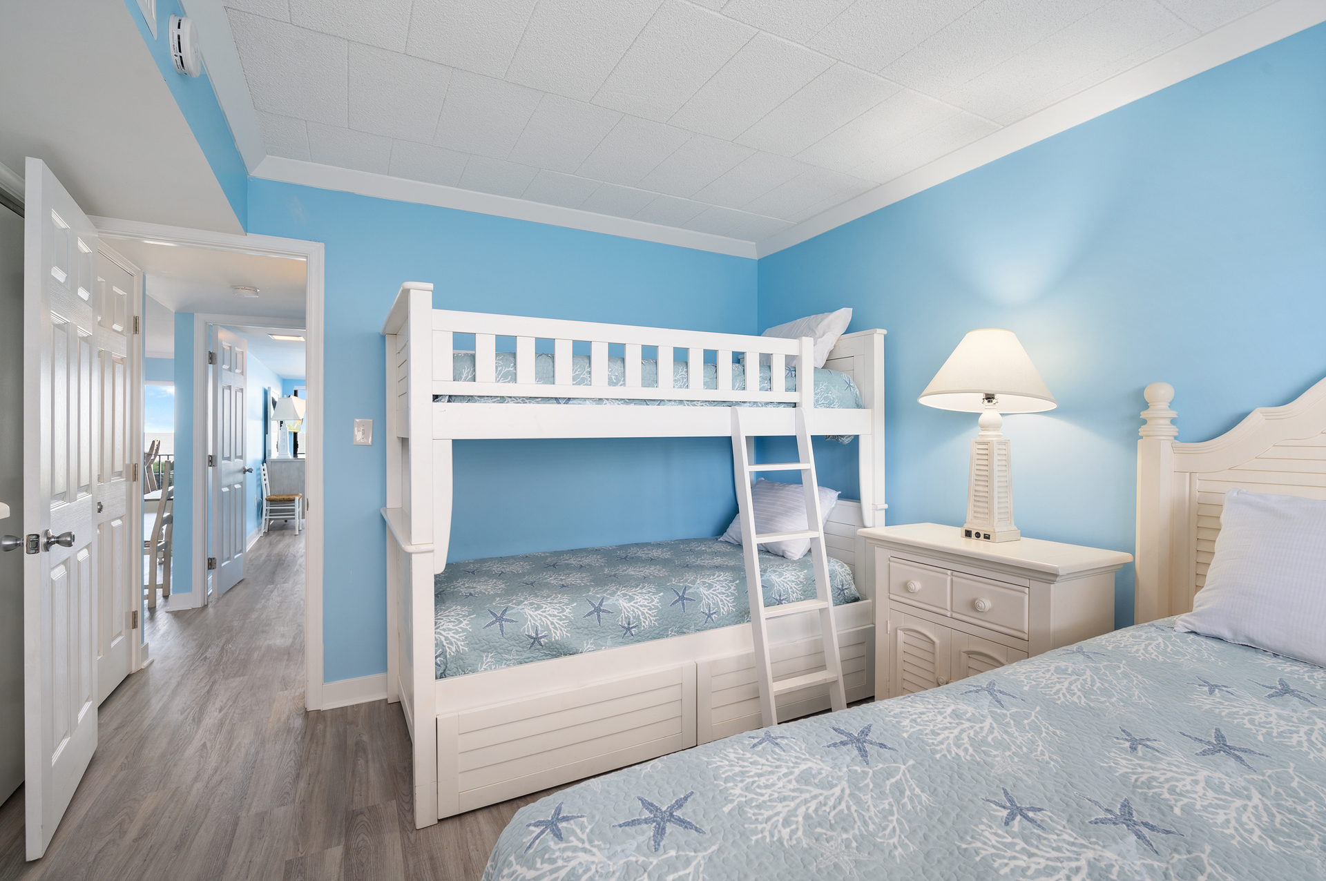 Beachy white furniture - this is a great room for the kids.