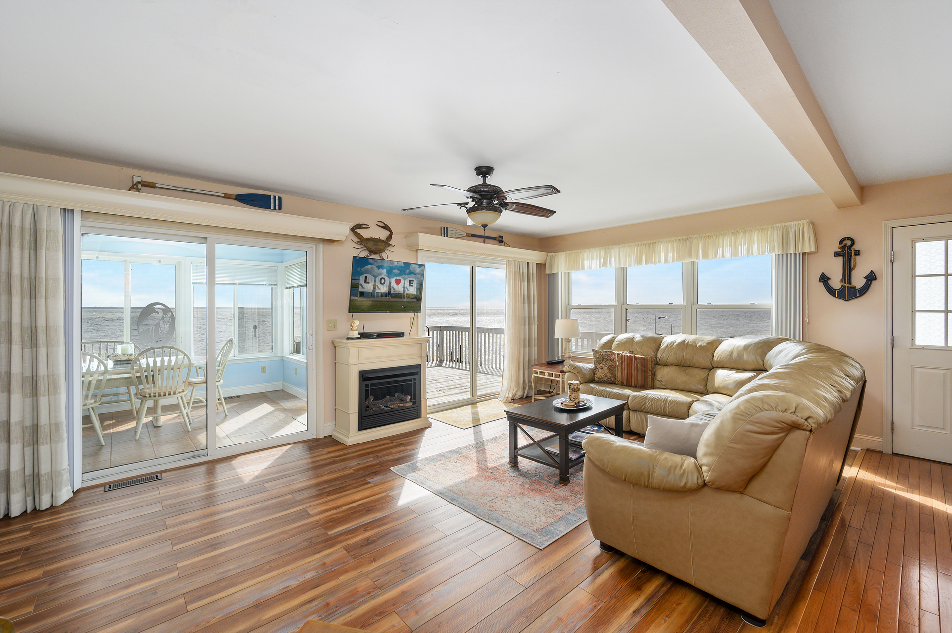 Relax in the Living Area surrounded by astonishing Bay Views.