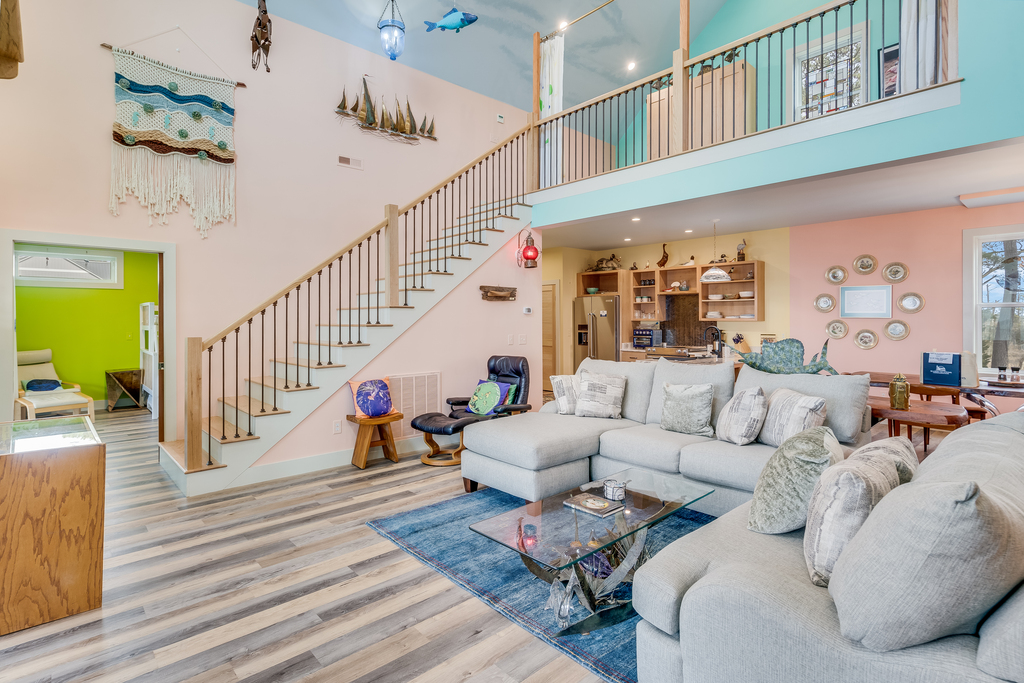 Soaring Ceilings and wonderful Open Layout.